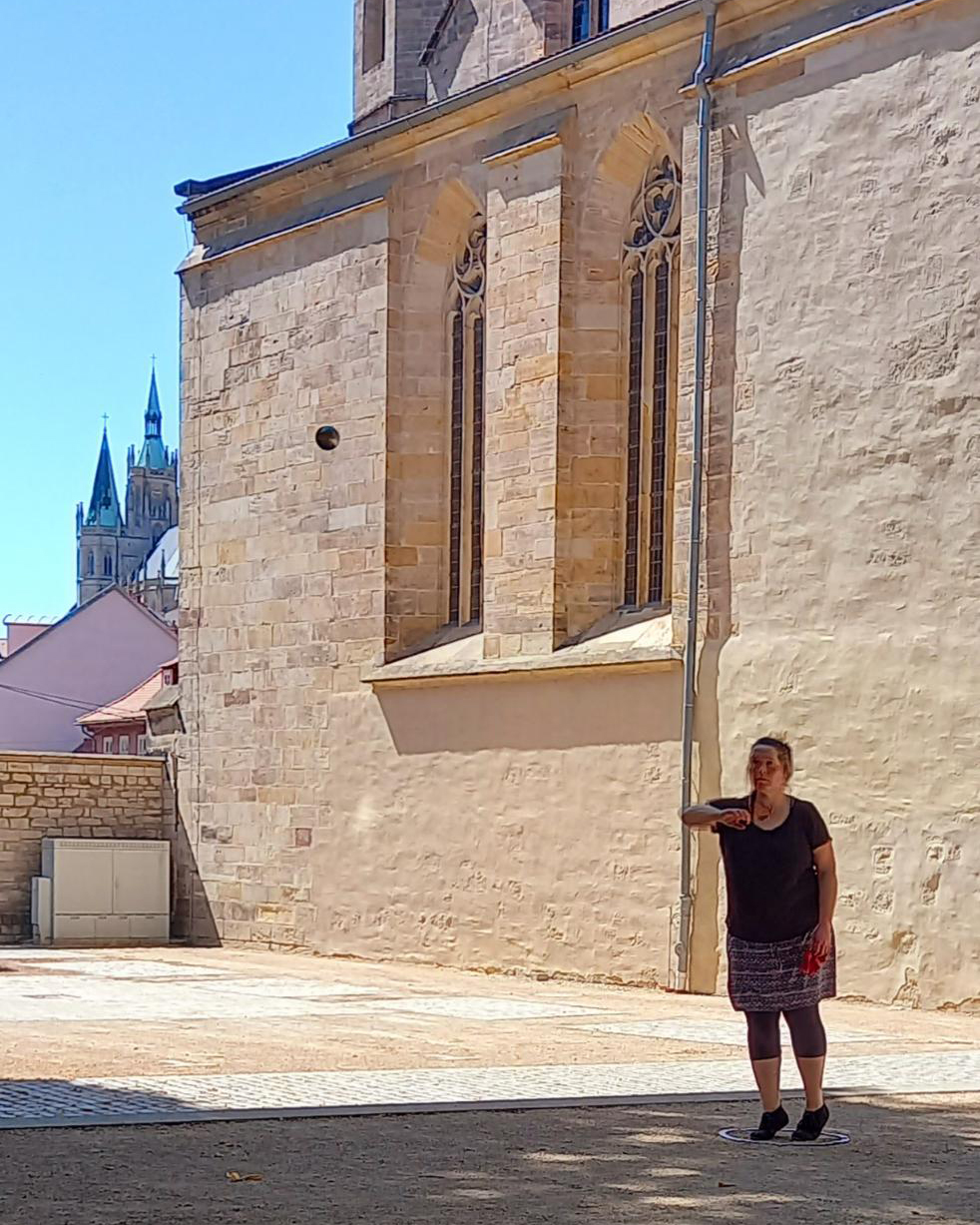 Anja spielt unter den Augen des Doms persönlich.